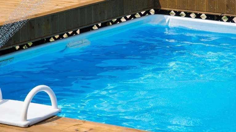 Ρόδος - Σε σοκ οι γονείς και οι παππούδες της 3χρονης: &quot;Εσκυψε μέσα και έπεσε - Δεν υπήρχε ναυαγοσώστης&quot;