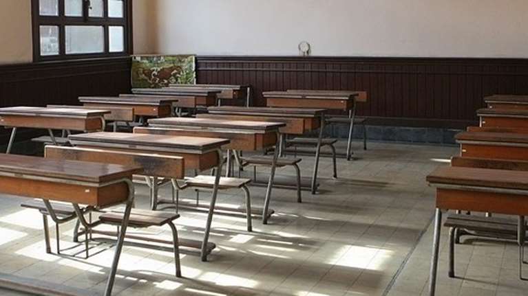 &quot;Ποδαρικό&quot; στα σχολεία με αποστάσεις, μάσκες και αντισηπτικά - Οι νέοι κανόνες