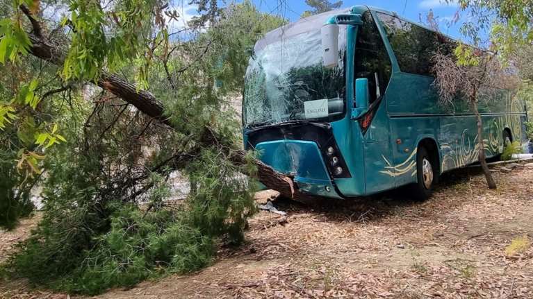 Αίγινα: Τρεις μαθήτριες τραυματίστηκαν όταν λύθηκε το χειρόφρενο λεωφορείου- Σφηνώθηκαν ανάμεσα σε δυο πούλμαν