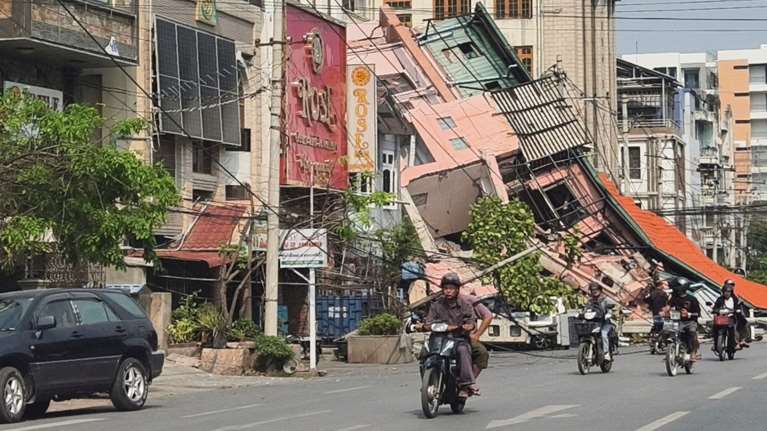 Κρανίου τόπος Μιανμάρ και Ταϊλάνδη από τα 7,7 Ρίχτερ: Τουλάχιστον 144 νεκροί, εκατοντάδες αγνοούμενοι [εικόνες-βίντεο]