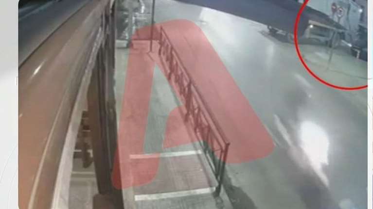 Πετρούπολη: Βίντεο ντοκουμέντο από την επίθεση σε υπάλληλο καθαριότητας - &quot;Να κάνεις άκρη για να περάσω&quot;