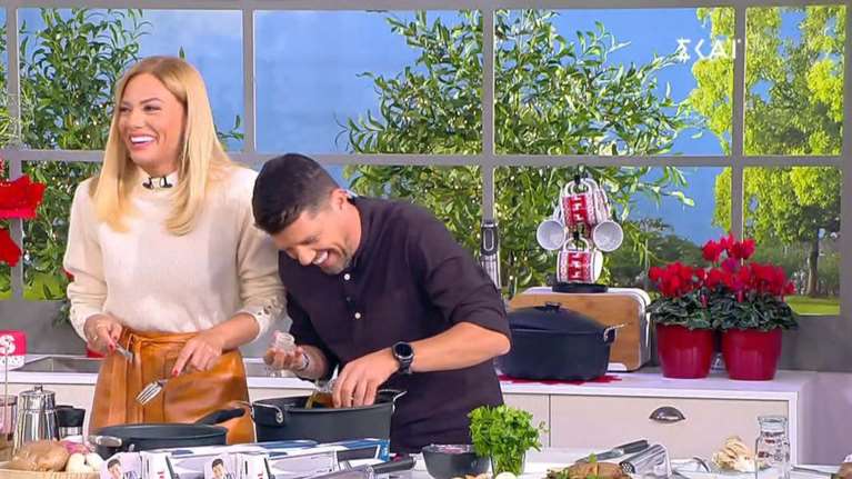 Η Μαλέσκου έπαθε... ΠΑΣΟΚ: Σιγοτραγούδησε στον αέρα &quot;θα τον μεθύσουμε τον ήλιο&quot; και ξέσπασε στα γέλια