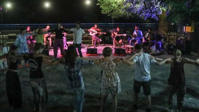 Κορονοϊός: Σύλληψη σε εκδήλωση στα Χανιά - Ο κόσμος ήταν στην πίστα και χόρευε