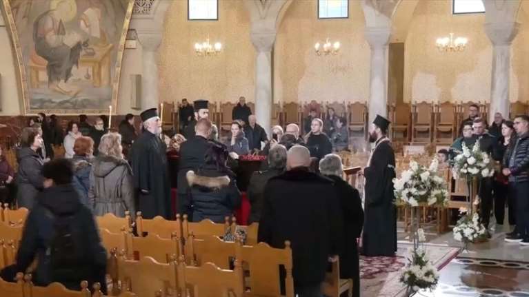 Αλβανία: Οι νέοι πιστοί αποχαιρετούν τον Αρχιεπίσκοπο Αναστάσιο - Επικήδειο θα εκφωνήσει ο Κυριάκος Μητσοτάκης [βίντεο]