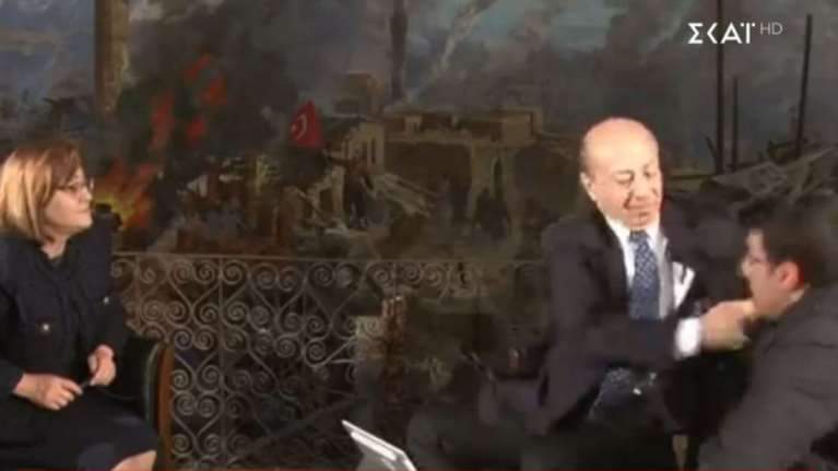 Τουρκία: Παραιτήθηκε ο δημοσιογράφος που χαστούκισε τον ηχολήπτη και έγινε viral παγκοσμίως [βίντεο]