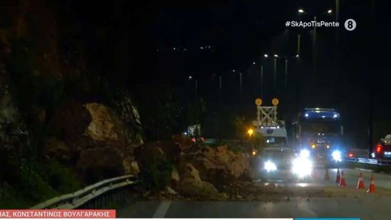 Χαϊδάρι: Πτώση βράχων στη Λεωφόρο Αθηνών - Με δυσκολία η κίνηση των οχημάτων [βίντεο]