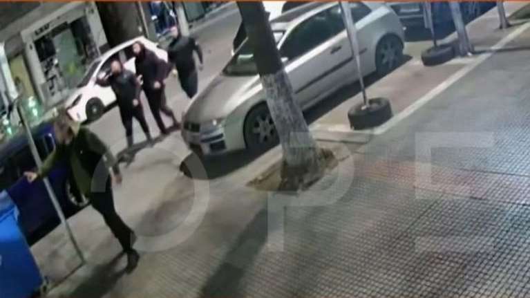 Θεσσαλονίκη: Βίντεο ντοκουμέντο από άγρια συμπλοκή- Μετά τον εγκάρδιο χαιρετισμό έβγαλαν τα όπλα