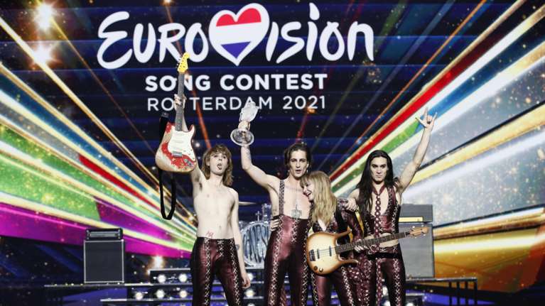 Eurovision 2021: Ο Ιταλός ροκάς με στυλ αλά Φρέντι Μέρκιουρι &quot;σήκωσε&quot; την κούπα - Το gay φιλί και το επίμαχο πλάνο