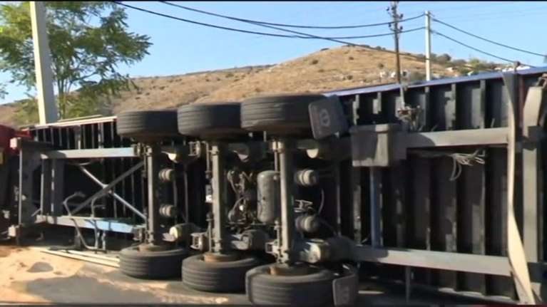 Κερατσίνι: Ανετράπη νταλίκα, έκλεισε ο δρόμος προς το Σχιστό [βίντεο]