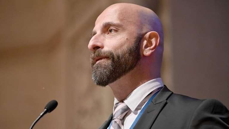 Δημήτρης Δασκαλάκης: Ο αντισυμβατικός Έλληνας γιατρός - &quot;όπλο&quot; του Μπάιντεν στην καταπολέμηση της ευλογιάς των πιθήκων