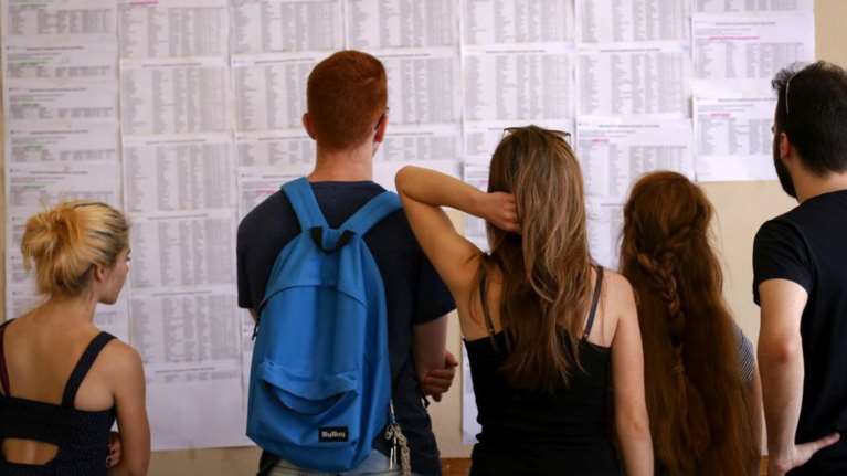 Πανελλήνιες 2022: Πώς διαμορφώνεται η Ελάχιστη Βάση Εισαγωγής - Τα &quot;ρετιρέ&quot; και οι πολλές ταχύτητες στους βαθμούς