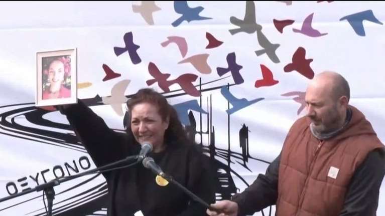 "Τους βλέπεις; Κοίτα τους κορίτσι μου"- Ράγισε καρδιές η μητέρα της Κυριακής Γρίβα- Σήκωσε τη φωτογραφία της να δει το πλήθος