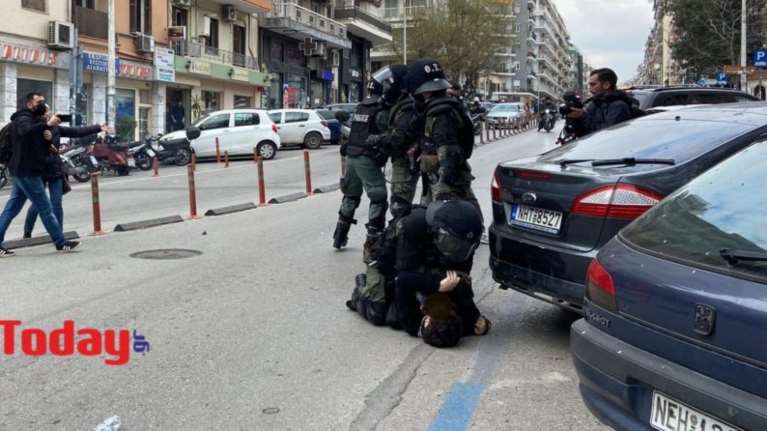 Θεσσαλονίκη: Άνδρας των ΜΑΤ χτυπά διαδηλωτή στην πορεία για τα Τέμπη – &quot;Άφησέ το, είναι παιδί&quot;, φώναζε ο κόσμος [βίντεο]