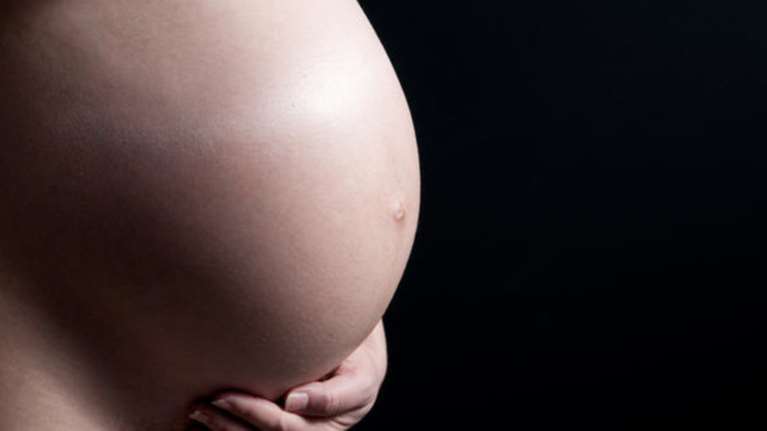 Απίστευτο: 13χρονη γέννησε σε τουαλέτα νοσοκομείου - Ο παιδίατρος διέγνωσε... τυμπανισμό