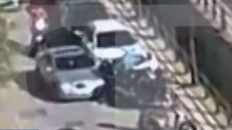 Μεθυσμένος οδηγός στη Συγγρού παίρνει σβάρνα μηχανάκια- Έδειχνε προκλητικά αλυσοπρίονο [βίντεο]