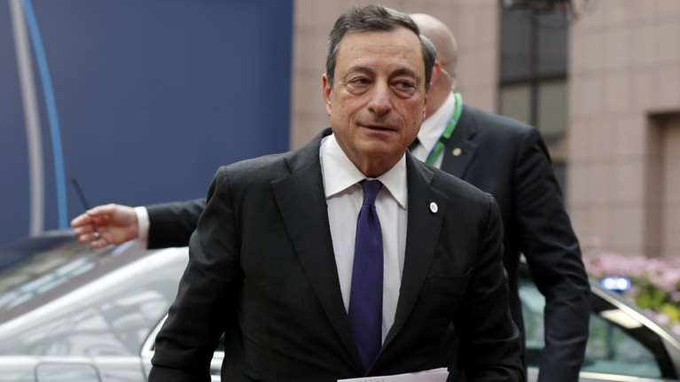 Παρέμβαση Ντράγκι στους Financial Times: &quot;Ξεχάστε τις ΗΠΑ- Η Ευρώπη έχει επιβάλει με επιτυχία δασμούς στον εαυτό της&quot;