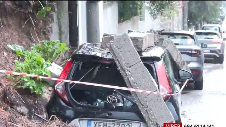 Βουλιαγμένη: Μαντρότοιχος κατέρρευσε λόγω της κακοκαιρίας Byron και καταπλάκωσε παρκαρισμένο αυτοκίνητο [βίντεο]