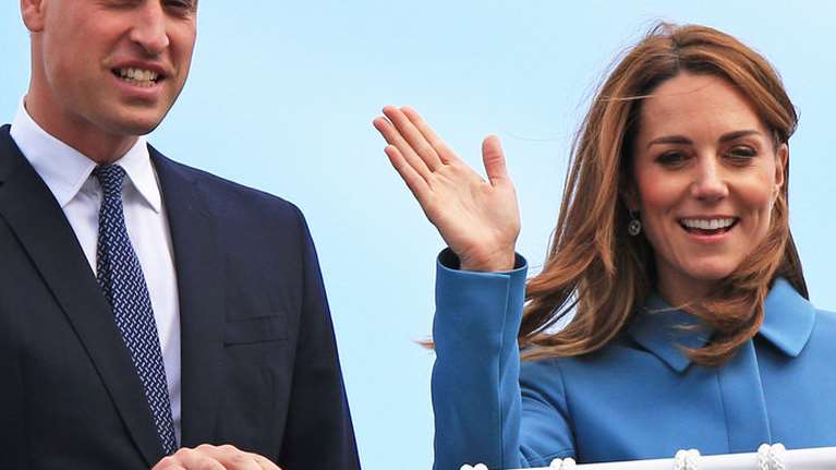 &quot;Χαρούμενη, χαλαρή και υγιής&quot;: Πρώτη δημόσια εμφάνιση για την Κέιτ μετά την επέμβαση - Φήμες ότι θα μιλήσει για την υγεία της