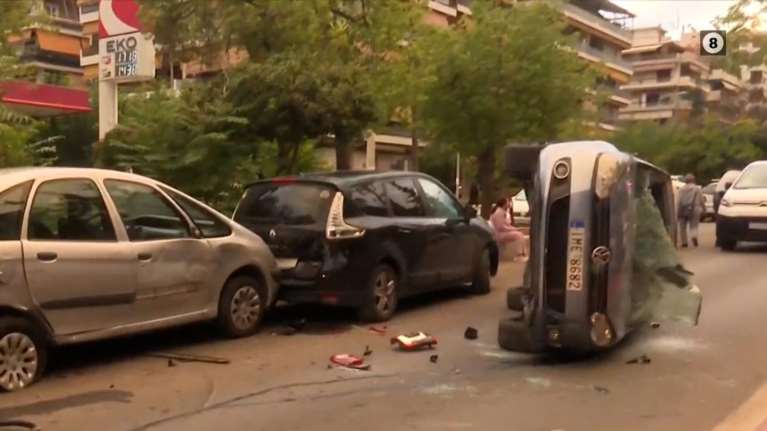 Σοβαρό τροχαίο στη Νέα Σμύρνη:  Αυτοκίνητο τούμπαρε στη μέση του δρόμου [εικόνες - βίντεο]