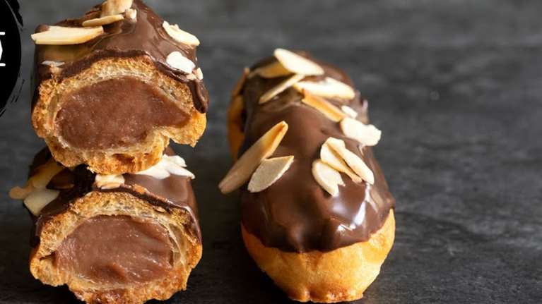 Ακης Πετρετζίκης: Συνταγή για ζουμερά, αφράτα εκλέρ με σοκολάτα γάλακτος - Το τέλειο κέρασμα
