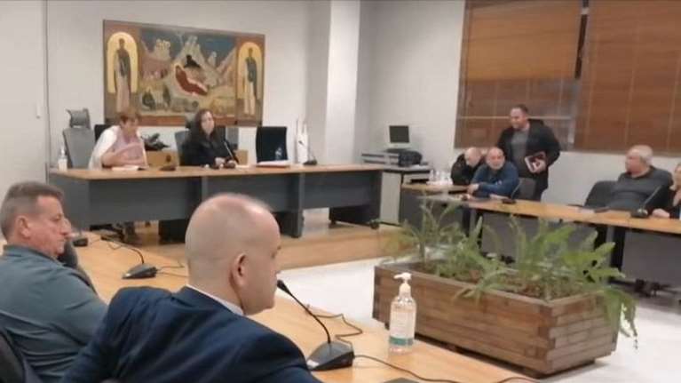 Συνεδρίαση-ροντέο στο ΔΣ της Ραφήνας: &quot;Εύχομαι ο τοίχος αυτός να γίνει ο τάφος σας&quot;