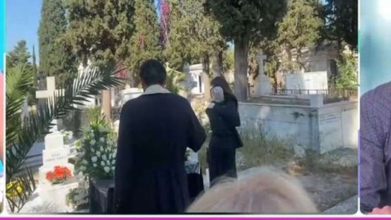 Δημήτρης Σούρας: Συγκίνηση στο εξάμηνο μνημόσυνο - Αγκαλιασμένες έκλαιγαν η σύζυγος και η κόρη του [βίντεο]