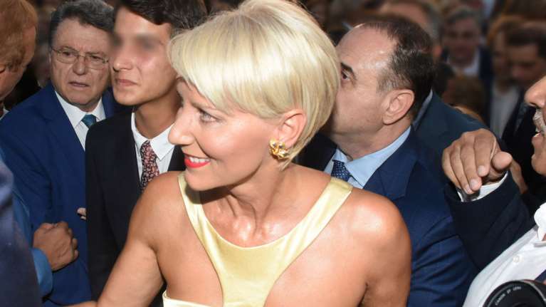 Νατάσα Παζαΐτη: Χρυσό και κόκκινο βελούδο - Τα καλόγουστα και περίτεχνα στολίδια στο χριστουγεννιάτικο δέντρο της