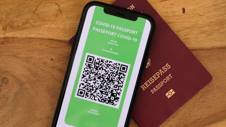 Κορονοϊός: Αυτό είναι το &quot;Πράσινο Διαβατήριο&quot; της Κομισιόν - Πώς θα λειτουργεί το ψηφιακό πιστοποιητικό εμβολιασμού