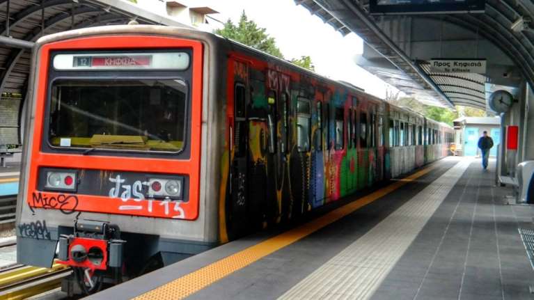 Φωτιά στις γραμμές του ΗΣΑΠ μεταξύ Πειραιά και Φαλήρου