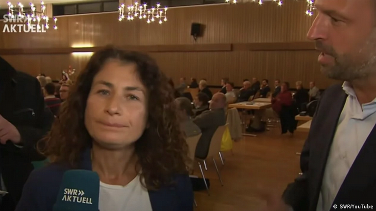 Πρωτοφανές: Γερμανός πολιτικός διακόπτει και επιτίθεται σε δημοσιογράφο σε ζωντανή σύνδεση