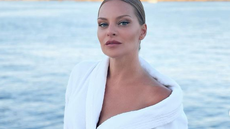 Οι νεράιδες και το παραμύθι: Η Υβόννη Μπόσνιακ και η κόρη της Ελένη σε αδημοσίευτες φωτογραφίες ως νύφη και παράνυμφος