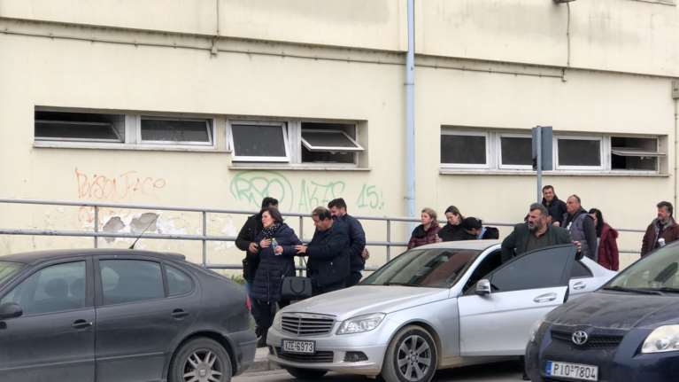 Το δράμα των γονιών που πρέπει να αναγνωρίσουν τα νεκρά παιδιά τους - "Πού είναι το κορίτσι μου;" φώναζε μάνα [εικόνες-βίντεο]