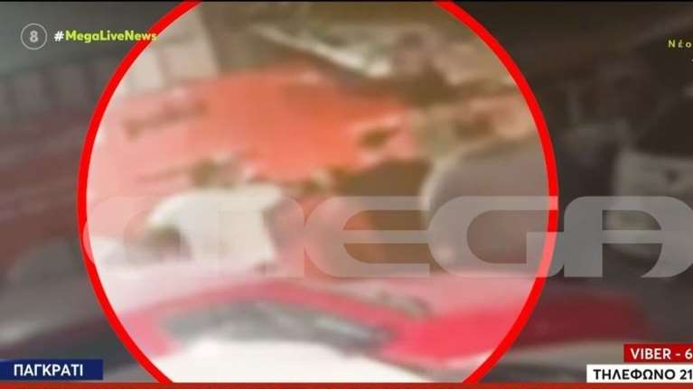 Παγκράτι: Βίντεο ντοκουμέντο - Επιτέθηκε με μαχαίρι στον πρώην εργοδότη του και έσκασε τα λάστιχα σε 11 αυτοκίνητα