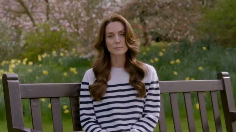 Χλωμή, αδύναμη και καθισμένη σε ένα παγκάκι: Η Κέιτ Μίντλετον ήθελε να δείξει την αληθινή εικόνα της, χωρίς κανένα royal στοιχείο