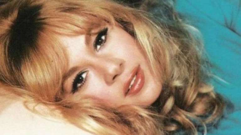 Αλίκη Βουγιουκλάκη: Δείτε την να ποζάρει γυμνή στο σπίτι της στον Θεολόγο - Η σπάνια φωτογραφία και η ιστορία πίσω από αυτήν