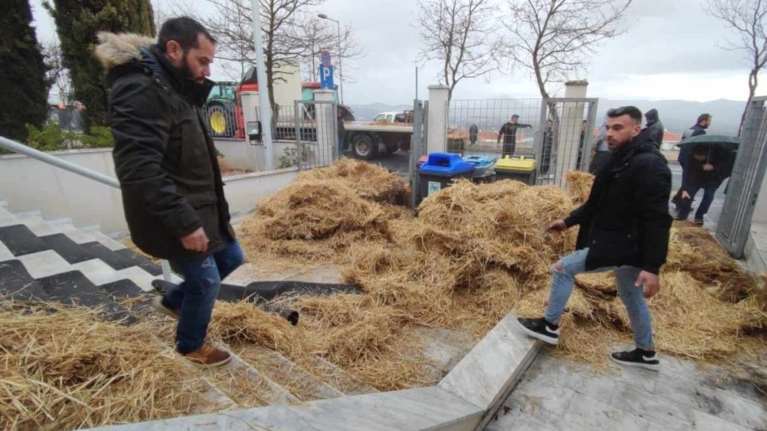 Αγρότες πέταξαν άχυρα και κοπριά έξω από το κτήριο της Περιφέρειας Δυτικής Μακεδονίας - Πού συνεχίζουν τις κινητοποιήσεις