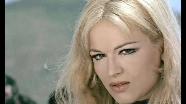 Ρετρό κλικ: Η κούκλα Μέμα Σταθοπούλου ντυμένη νύφη στον γάμο της - Με λευκή κάπα