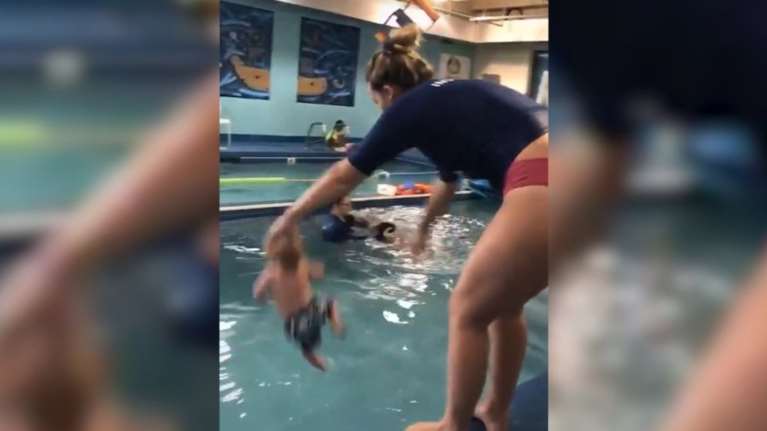Σάλος με το βίντεο εκπαιδεύτριας που πετά βρέφος 8 μηνών στην πισίνα