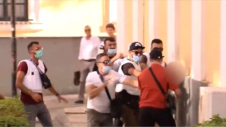 Γυναικοκτονία στη Δάφνη: Όρμησαν και λίντσαραν τον δράστη συγγενείς της 31χρονης [βίντεο]