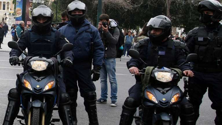 Ένταση στα Εξάρχεια: Επίθεση με ρίψη αντικειμένων σε αστυνομικούς - Δύο συλλήψεις