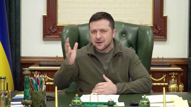 Νέο μήνυμα Ζελένσκι: &quot;Δεν θα παραδοθούμε ποτέ&quot; - Προειδοποιεί για ανθρωπιστική καταστροφή