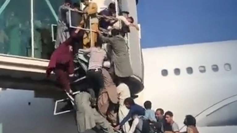 Αφγανιστάν: Xάος στο αεροδρόμιο της Καμπούλ - Ο Μπάιντεν επιστρατεύει 18 εμπορικά αεροσκάφη για να φυγαδεύσουν πολίτες