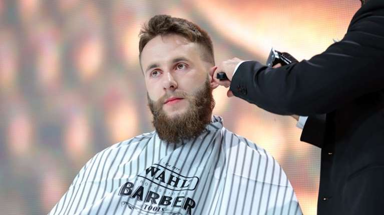 Αίγιο: Άνοιξε το κουρείο Μεγάλη Τετάρτη και τον συνέλαβαν