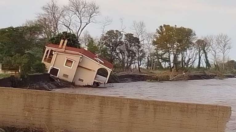 Βόρεια Εύβοια: Σπίτι ξεριζώθηκε από τα θεμέλια και έγειρε - Σαρωτικές καταστροφές από την κακοκαιρία Elias [εικόνες]