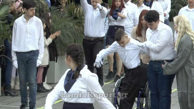 Συγκινητική στιγμή στη Λαμία: Μαθητής σηκώθηκε από το αναπηρικό αμαξίδιο και παρέλασε [βίντεο]