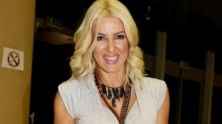 Η Εύη Φραγκάκη με εφαρμοστό, λευκό παντελόνι: Το ντύσιμο που ανέδειξε υπέροχα το καλλίγραμμο σώμα της