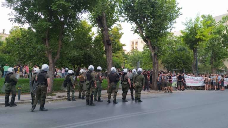 Επίθεση με πέτρες σε αστυνομικούς στο πάρκο Δρακοπούλου στα Πατήσια - Συνελήφθη 36χρονος