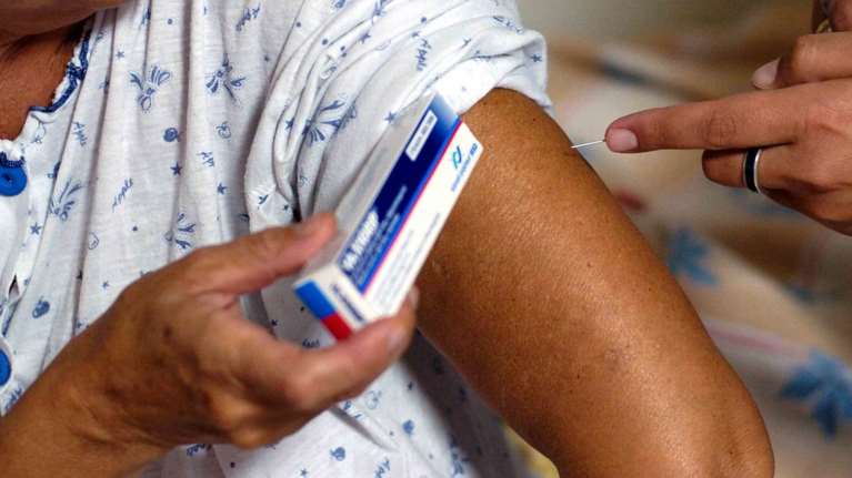 Διπλός εμβολιασμός για κορονοϊό και γρίπη: Πώς προστατεύει τους ασθενείς από επιπλοκές