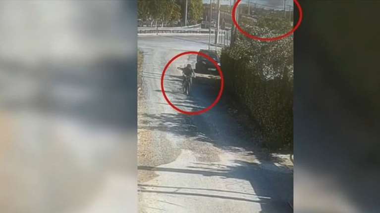 Φωτιά στην Κάντζα: Βίντεο - ντοκουμέντο - Η στιγμή που ο 62χρονος εμπρηστής φεύγει με ποδήλατο λίγο πριν ξεσπάσει η πυρκαγιά