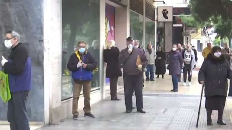 Ουρές και σήμερα στις τράπεζες παρά τις προειδοποιήσεις [εικόνες]